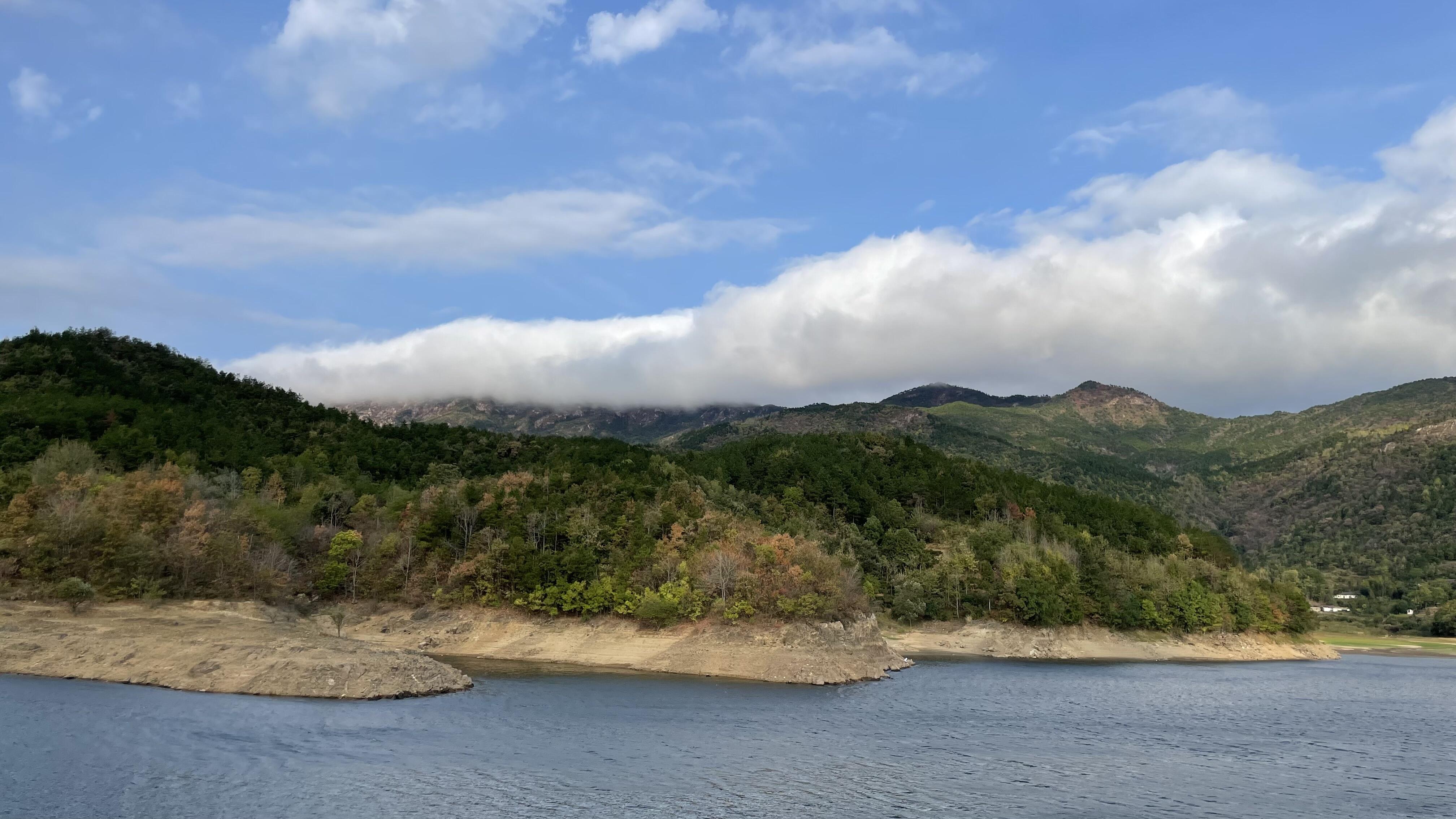 约了小伙伴们去钓鱼🎣，时间、温度、气压、装备什么都准备好了，唯独没料到当天起大风，空军了，不过能见到这番风景也不枉我跑一趟。