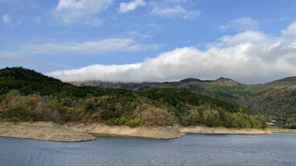 约了小伙伴们去钓鱼🎣，时间、温度、气压、装备什么都准备好了，唯独没料到当天起大风，空军了，不过能见到这番风景也不枉我跑一趟。